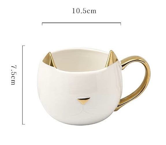 Elegante Gato con Asa y Orejas Doradas