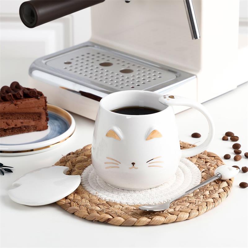 Tierno Gatito con Tapa y Cuchara