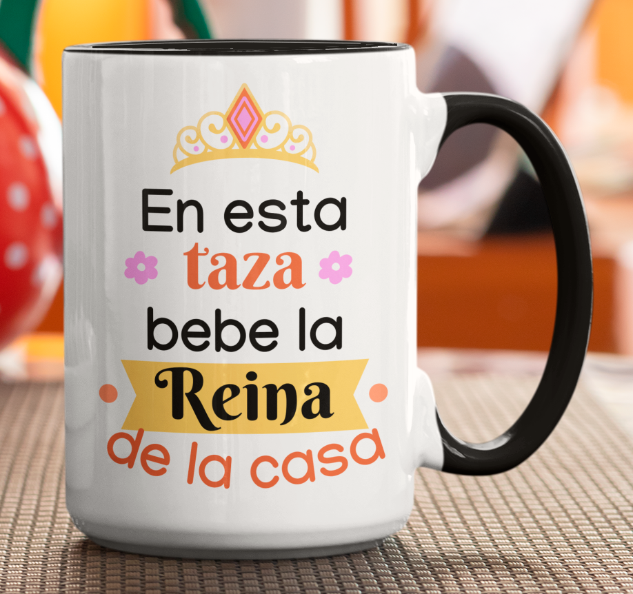 Taza En Esta Taza Bebe la Reina de la Casa - Taza Blanca y Negra 15 oz- Taza Día de la Madre - Taza para Mamá