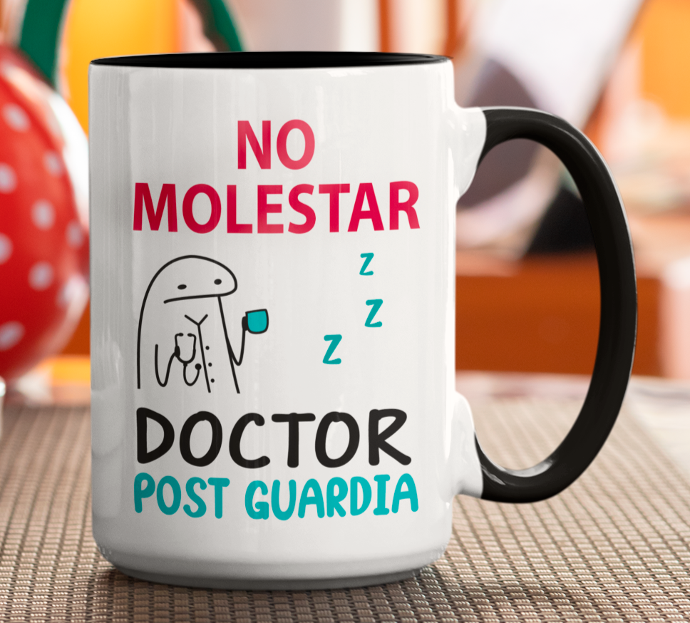 Taza No Molestar. Doctor Post Guardia - Taza Blanca y Negra 15 oz - Tazas para Doctores - Tazas Día de la Medicina