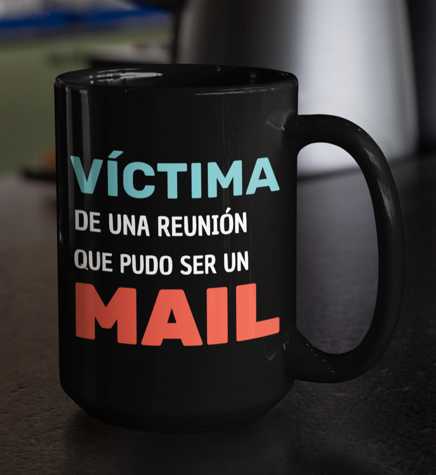 Taza Víctima de una reunión que pudo ser un mail - Taza Negra 15 oz -Taza Honesta - Taza Sarcástica