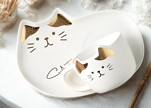 Elegante Gatito Blanco y Dorado con Plato