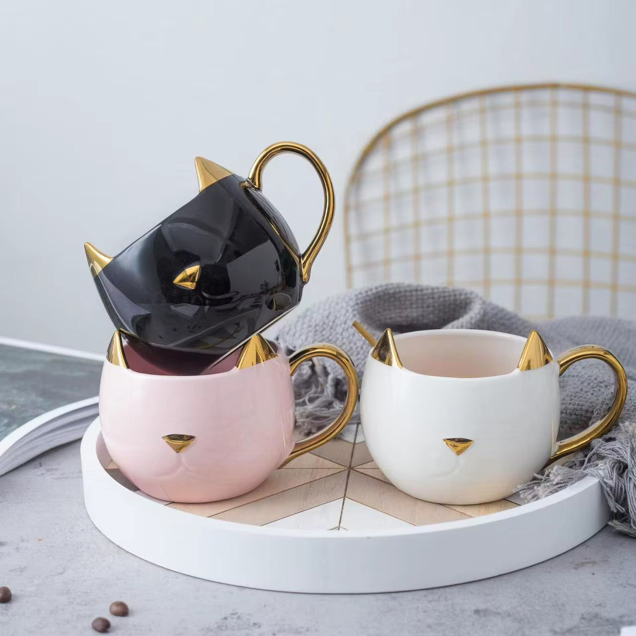 Elegante Gato con Asa y Orejas Doradas - Taza de Gato