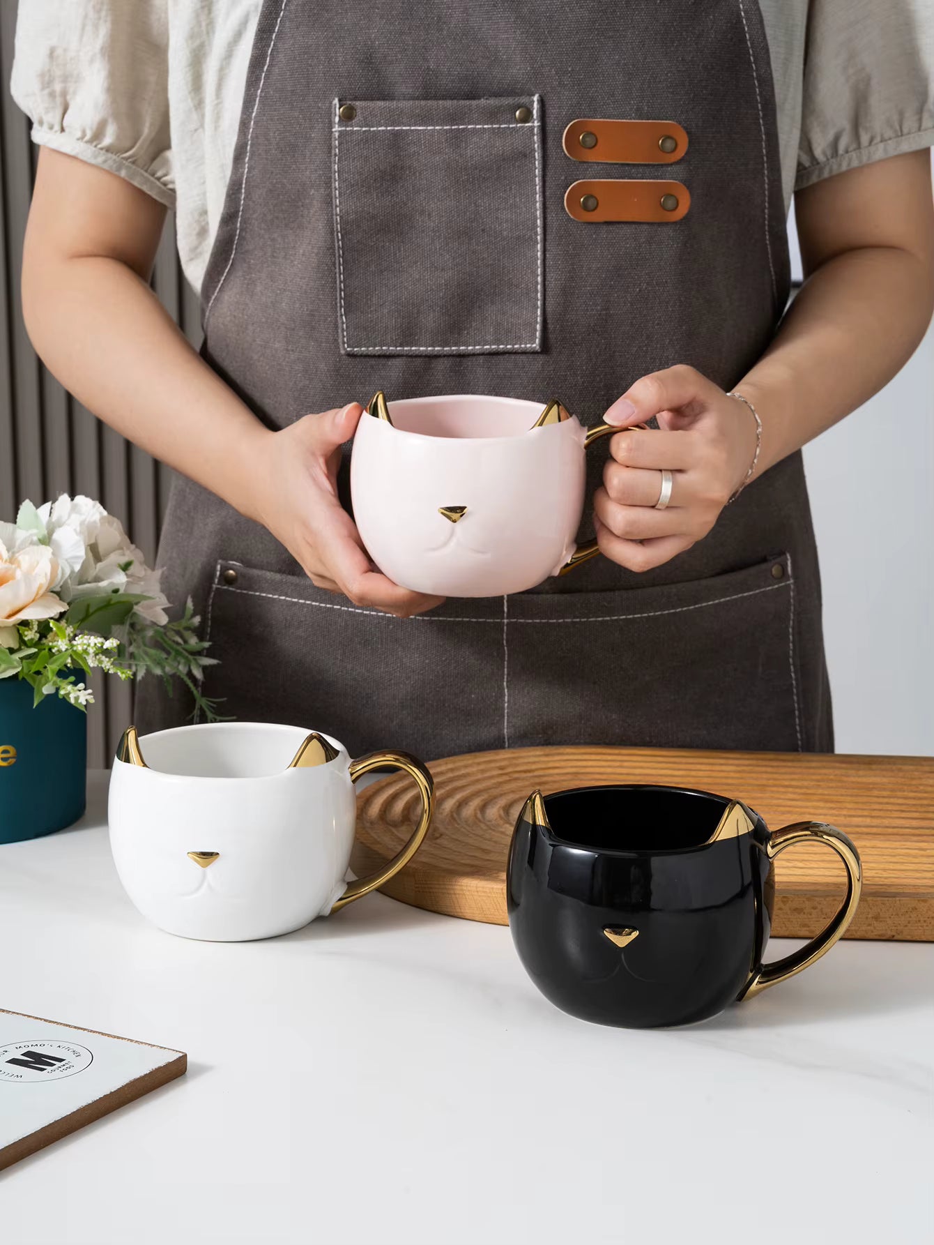 Elegante Gato con Asa y Orejas Doradas - Taza de Gato