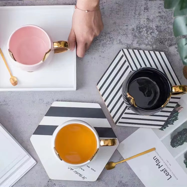 Elegante Gato con Asa y Orejas Doradas - Taza de Gato