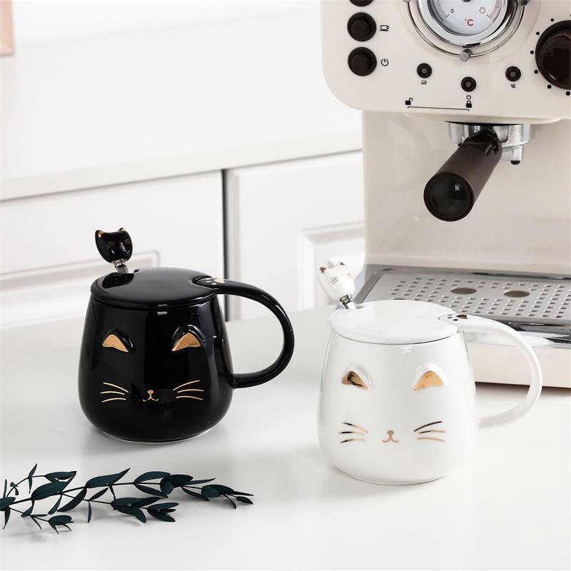 Tierno Gatito con Tapa y Cuchara