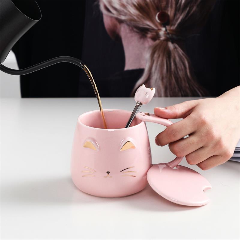 Tierno Gatito con Tapa y Cuchara
