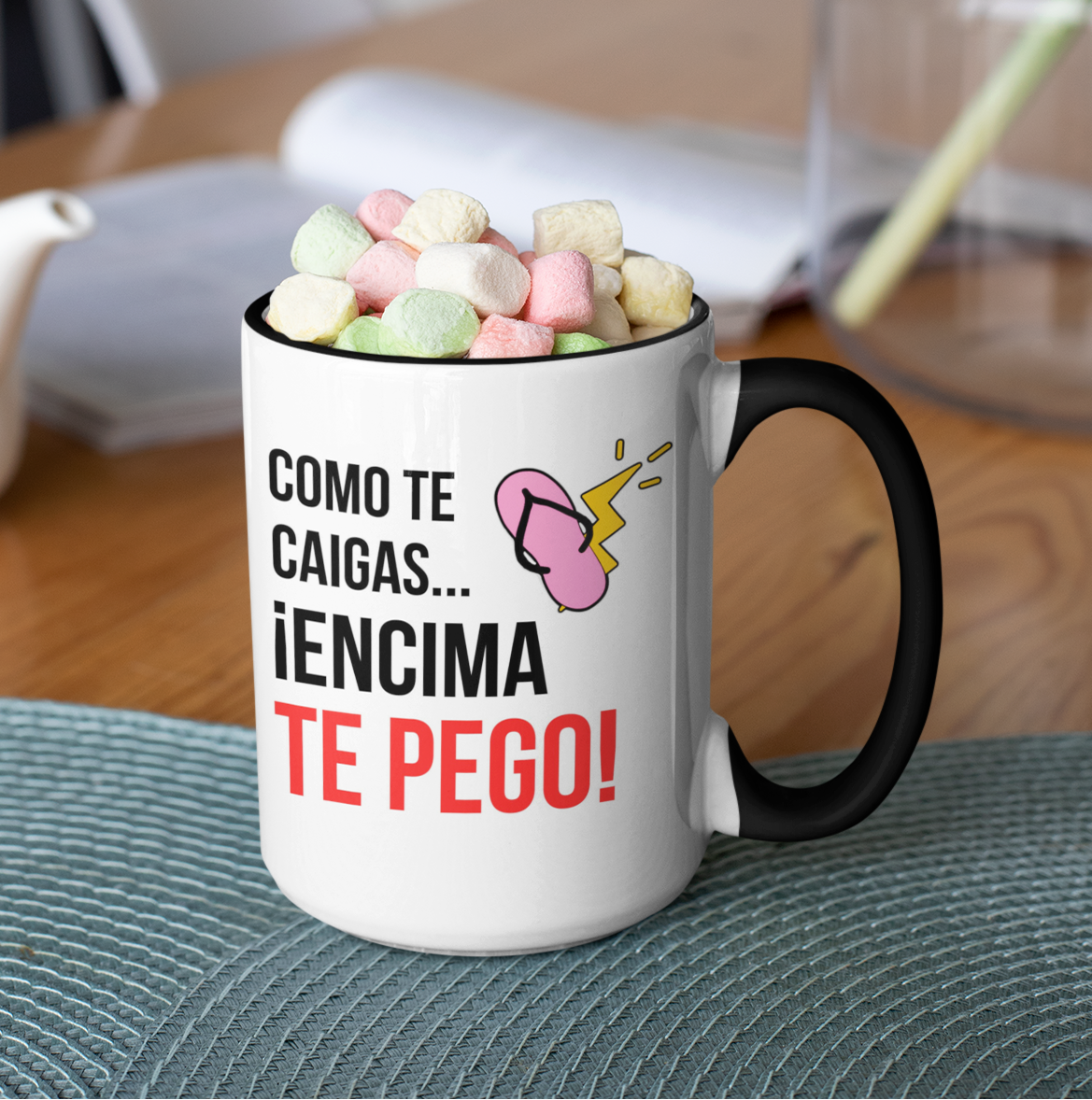 Taza Como te caigas...¡Encima te pego! | Tazas Día de la Madre - Tazas para Mamá | Taza Blanca y Negra de 15 oz