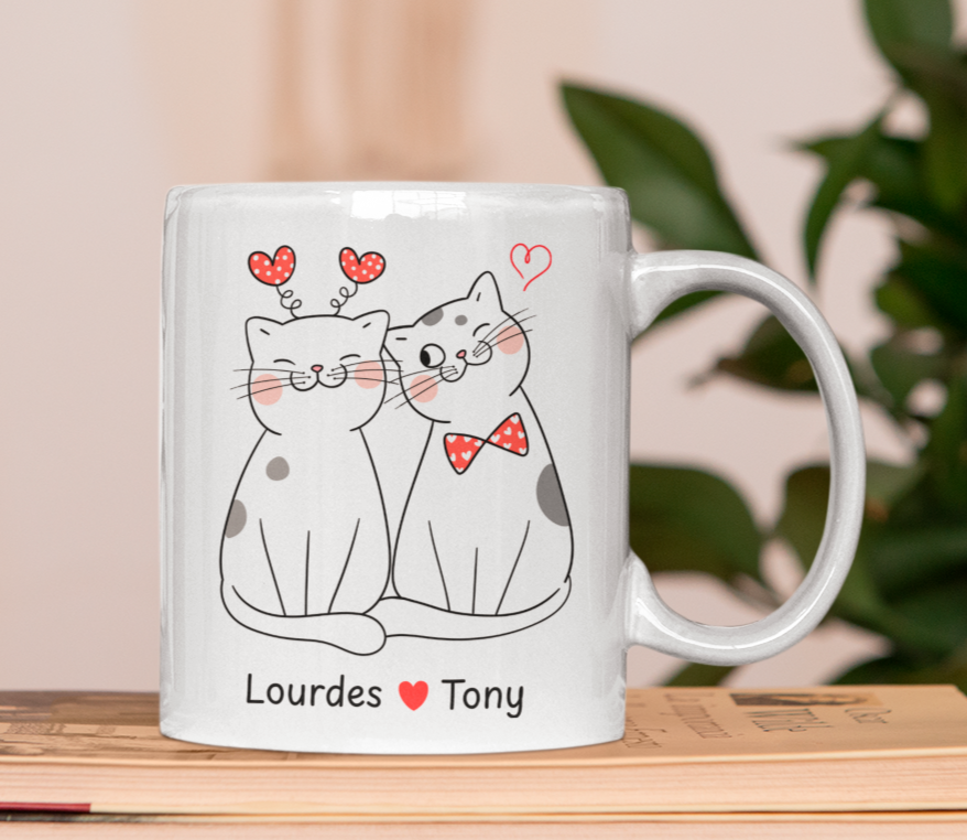 Taza Blanca de 11 oz de Gatos Pareja con Nombres Personalizados - Tazas San Valentín - Tazas para Parejas