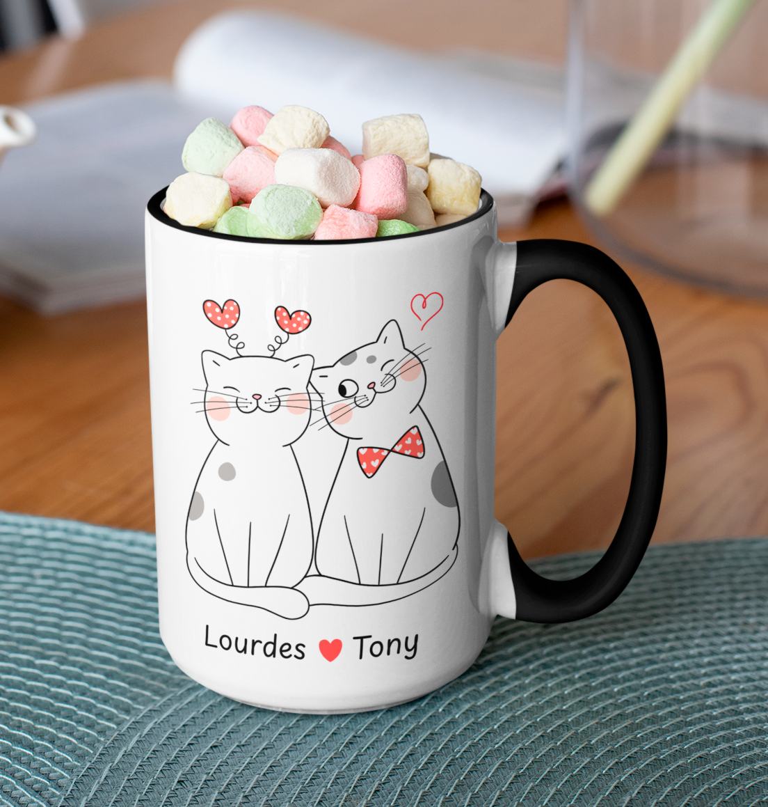 Taza Blanca y Negra de 15 oz de Gatos Pareja con Nombres Personalizados - Tazas San Valentín - Tazas para Parejas