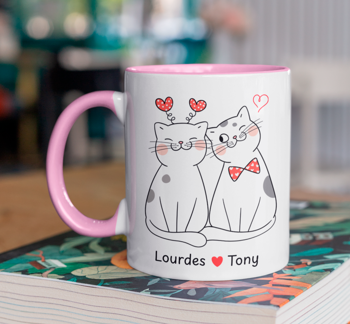 Taza Blanca y Rosada de 11 oz de Gatos Pareja con Nombres Personalizados - Tazas San Valentín - Tazas para Parejas