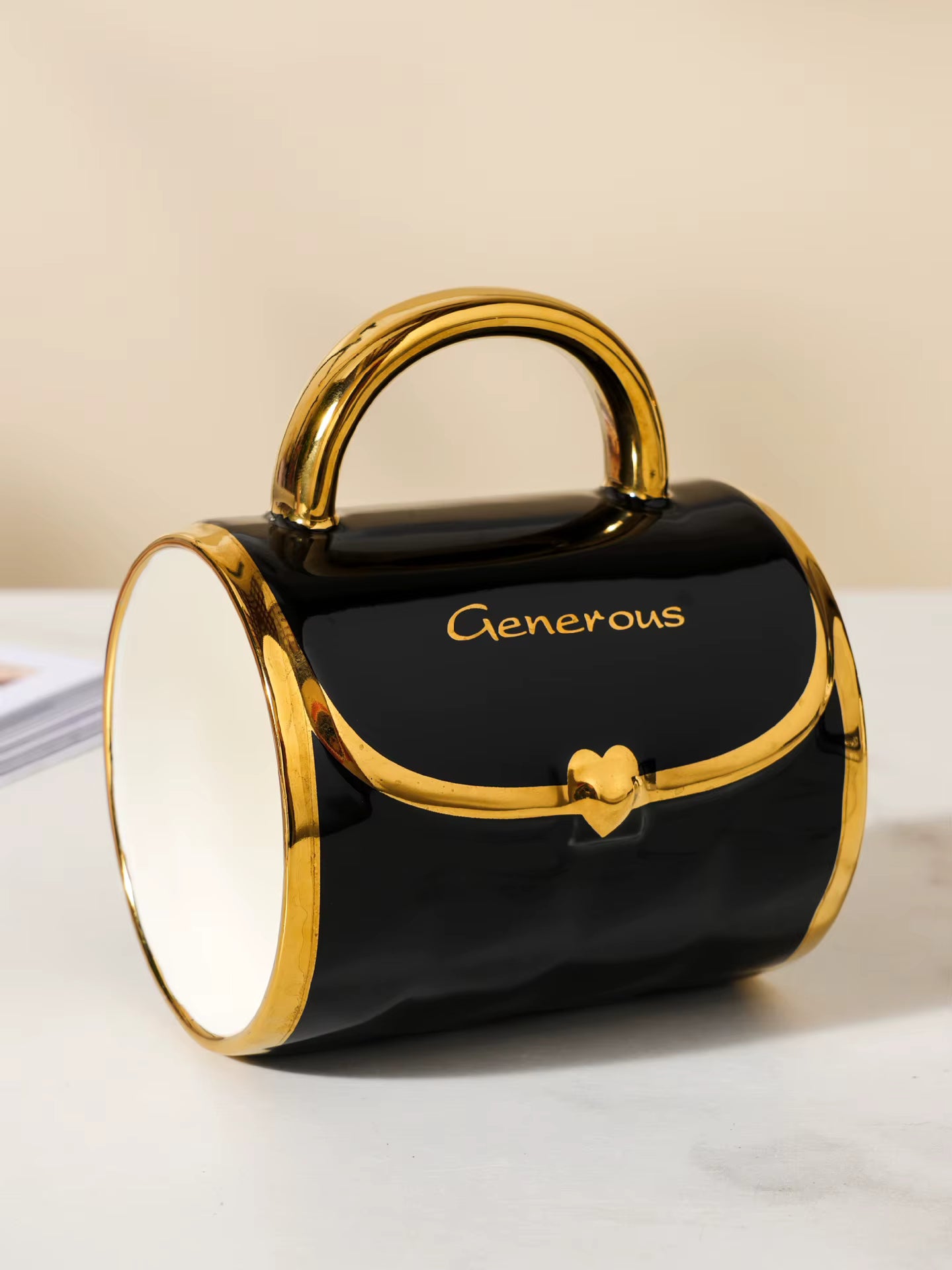 Taza Chic en forma de Cartera Negra - Tazas para Ellas