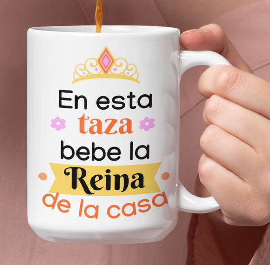 Taza En Esta Taza Bebe la Reina de la Casa - Taza Blanca 15 oz- Taza Día de la Madre - Taza para Mamá