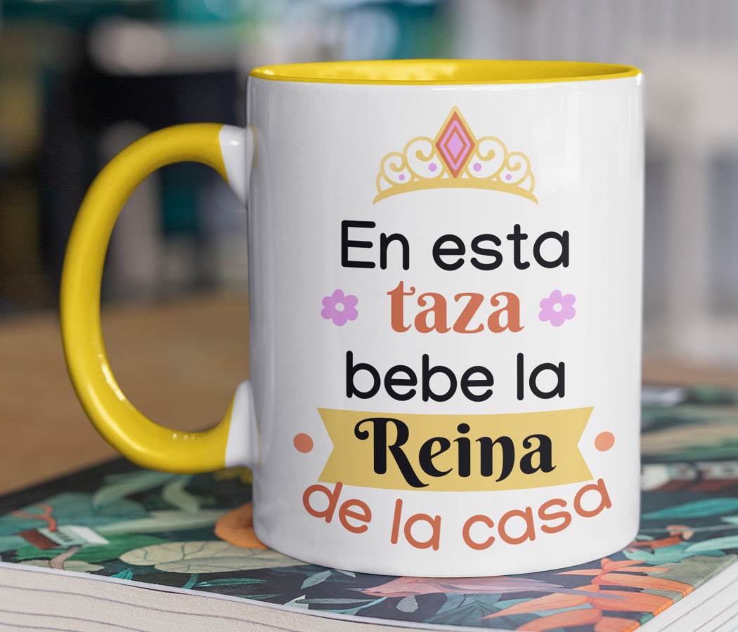 Taza En Esta Taza Bebe la Reina de la Casa - Taza Blanca y Amarilla 11 oz- Taza Día de la Madre - Taza para Mamá