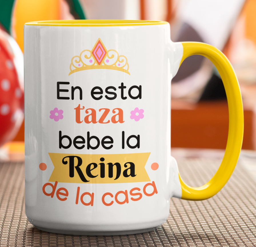 Taza En Esta Taza Bebe la Reina de la Casa - Taza Blanca y Amarilla 15 oz- Taza Día de la Madre - Taza para Mamá