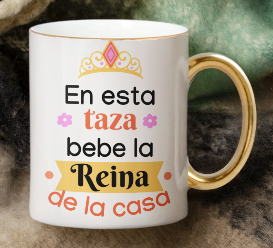 Taza En Esta Taza Bebe la Reina de la Casa - Taza Blanca y Dorada 11 oz- Taza Día de la Madre - Taza para Mamá