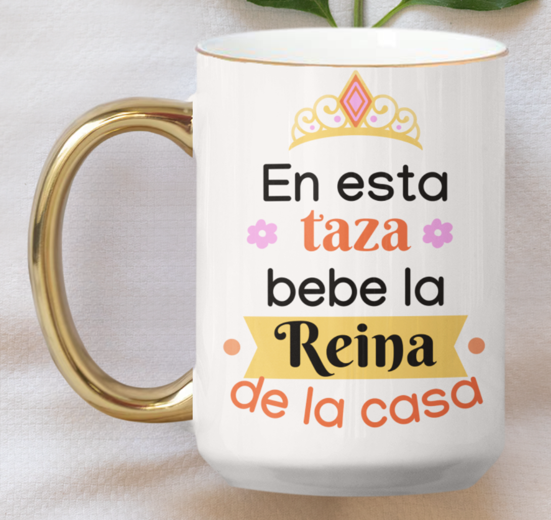 Taza En Esta Taza Bebe la Reina de la Casa - Taza Blanca y Dorada 15 oz- Taza Día de la Madre - Taza para Mamá