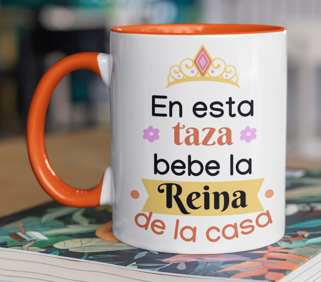 Taza En Esta Taza Bebe la Reina de la Casa - Taza Blanca y Naranja 11 oz- Taza Día de la Madre - Taza para Mamá