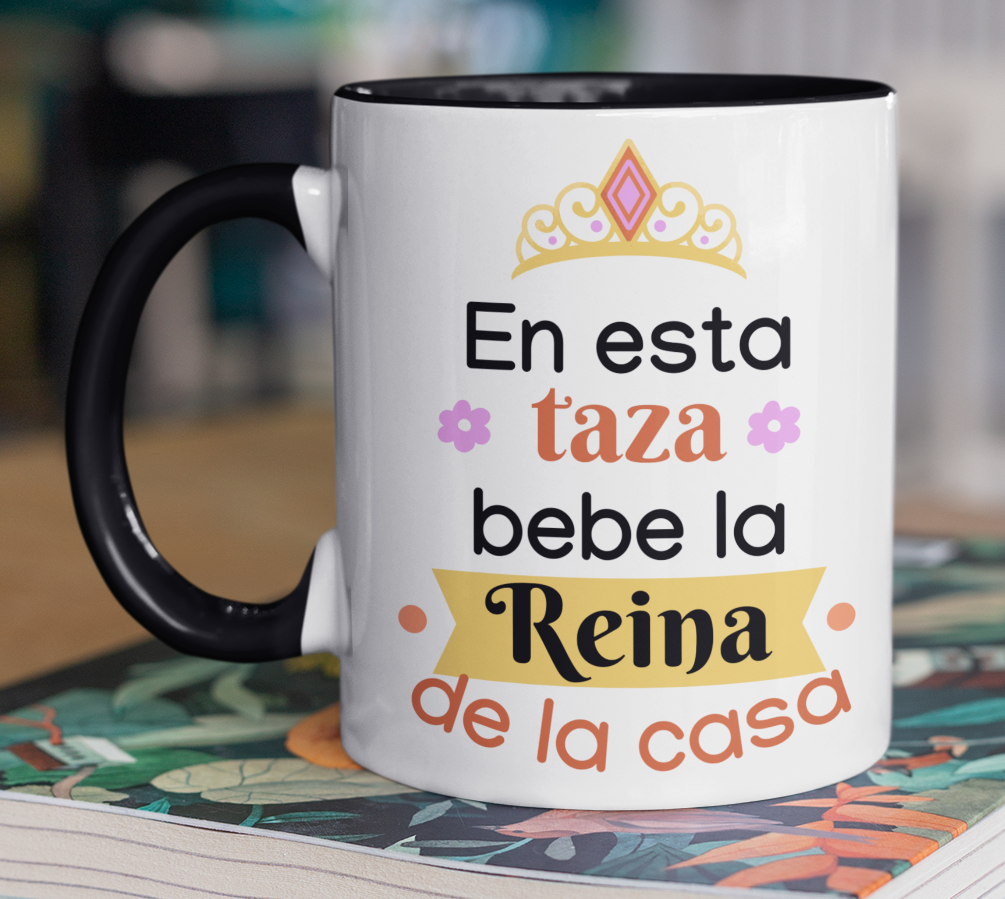 Taza En Esta Taza Bebe la Reina de la Casa - Taza Blanca y Negra 11 oz- Taza Día de la Madre - Taza para Mamá