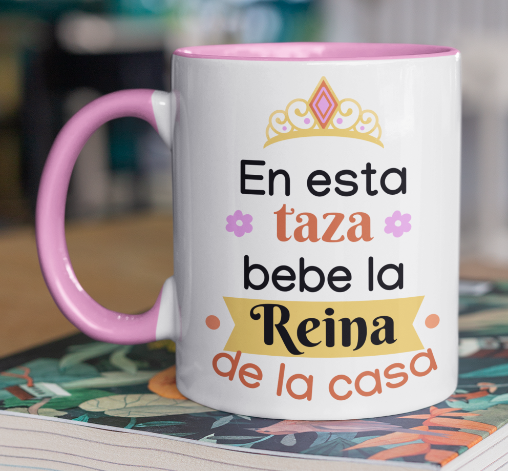 Taza En Esta Taza Bebe la Reina de la Casa - Taza Blanca y Rosada 11 oz- Taza Día de la Madre - Taza para Mamá