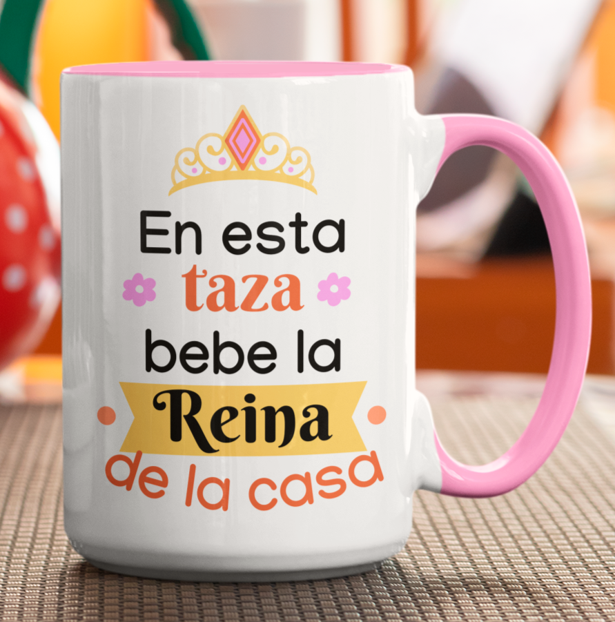 Taza En Esta Taza Bebe la Reina de la Casa - Taza Blanca y Rosada 15 oz- Taza Día de la Madre - Taza para Mamá