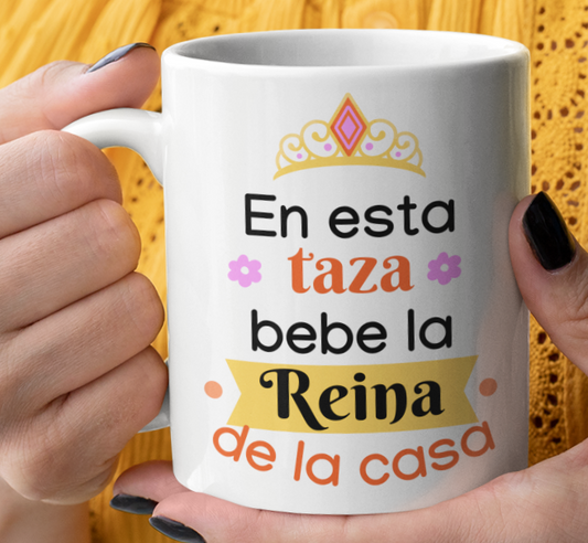 Taza En Esta Taza Bebe la Reina de la Casa - Taza Blanca 11 oz- Taza Día de la Madre - Taza para Mamá
