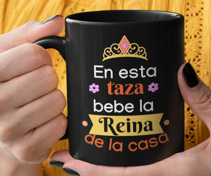 Taza En Esta Taza Bebe la Reina de la Casa - Taza Negra 11 oz- Taza Día de la Madre - Taza para Mamá