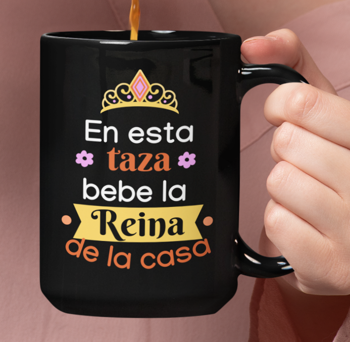 Taza En Esta Taza Bebe la Reina de la Casa - Taza Negra 15 oz- Taza Día de la Madre - Taza para Mamá