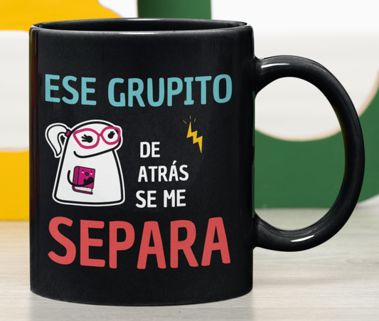 Taza Ese Grupito de Atrás se me Separa (Mujer) -Taza Negra 11 oz-Tazas Día del Maestro -Taza Profesor