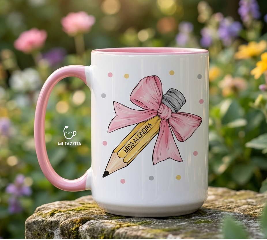 Taza Lazo y Sabiduría Personalizado con Nombre | Tazas Día del Maestro / Taza Blanca y Rosada de 15 oz. 