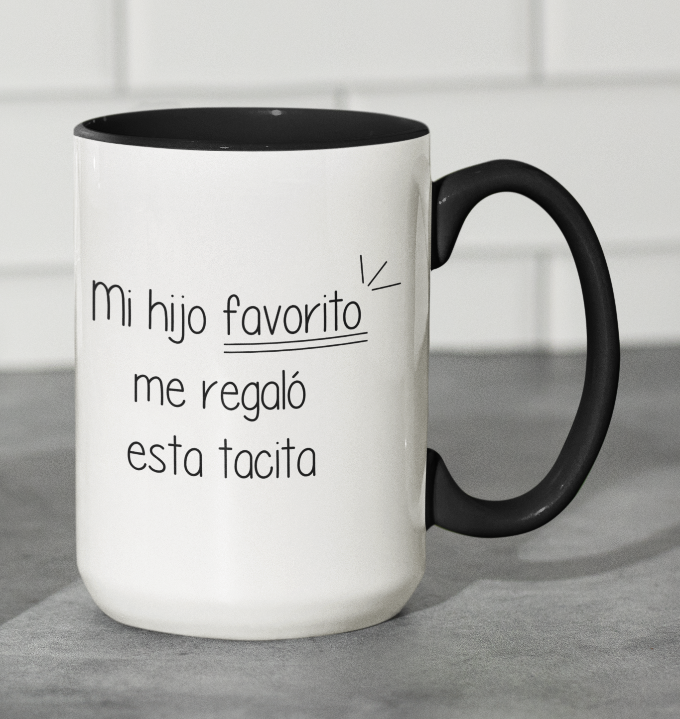 Taza Mi Hijo Favorito Me Regaló Esta Tacita  - Taza Blanca Y Negra 15 oz- Taza Día de la Madre - Taza para Mamá