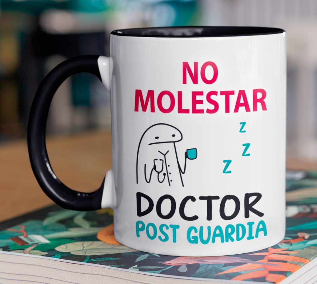 Taza No Molestar. Doctor Post Guardia - Taza Blanca y Negra 11 oz - Tazas para Doctores - Tazas Día de la Medicina