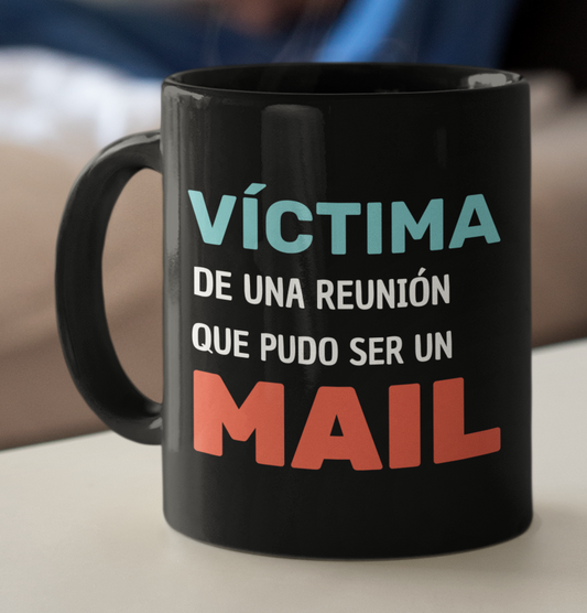 Taza Víctima de una reunión que pudo ser un mail  - Taza Negra 11 oz -Taza Honesta - Taza Sarcástica